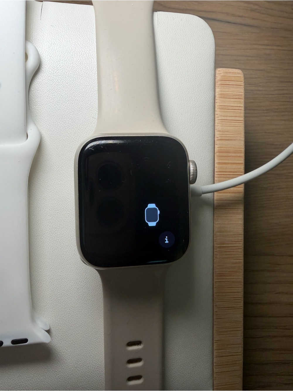 Preowned Apple Watch SE 40mm (2nd Gen, GPS) - Picture 3 of 5